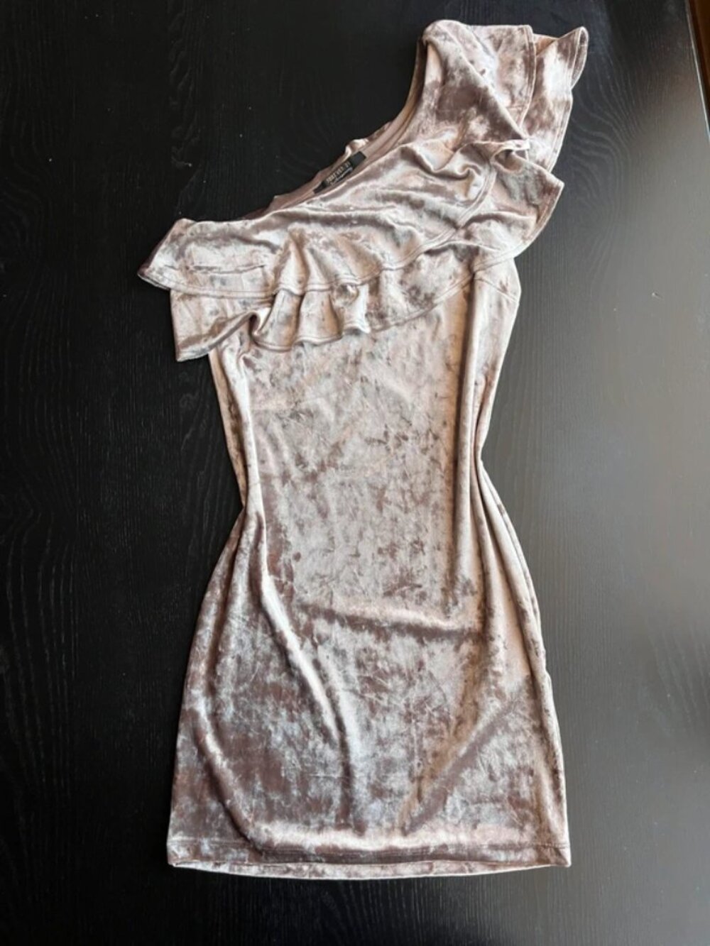 Stunning Forever 21 Velvet One-Shoulder BodyCon Dress